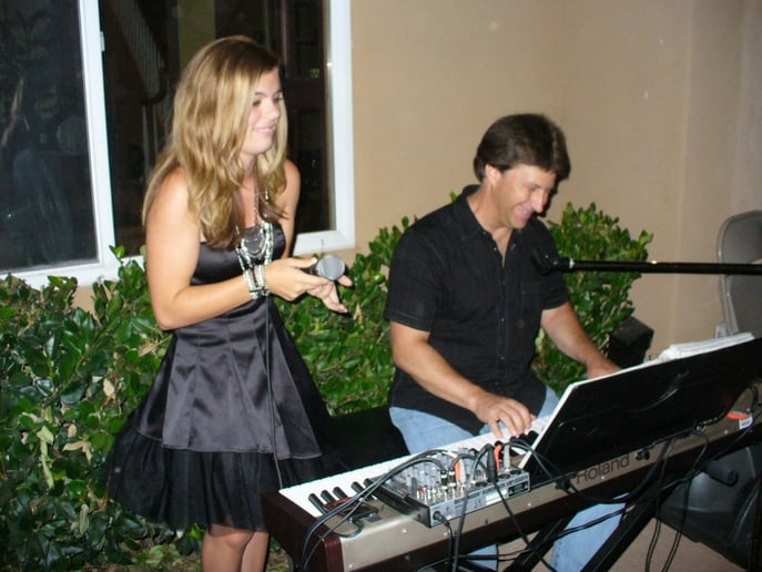 Gallery photo 8 of Dan Mudd-Singing Pianoman