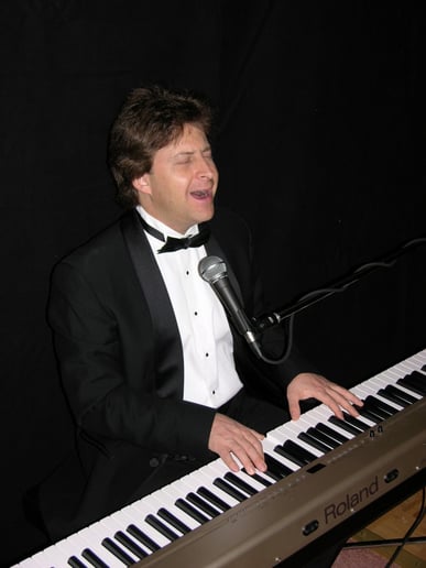 Gallery photo 4 of Dan Mudd-Singing Pianoman