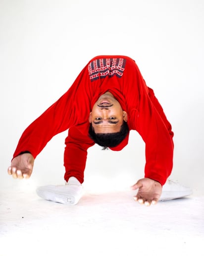 Gallery photo 6 of Dancing Magic Acrobatics Contortion Team