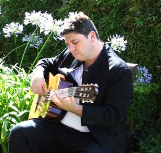 Gallery photo 2 of Daniel Vera - Acoustic Guitarist