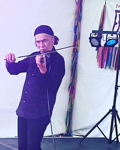 Gallery photo 2 of Daryll Dobson - Jazz Guitarist and Violinist
