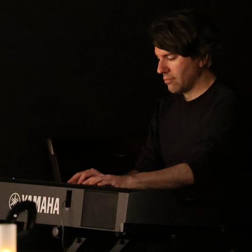 Gallery photo 1 of Dave Asher – Improvised Piano for Events