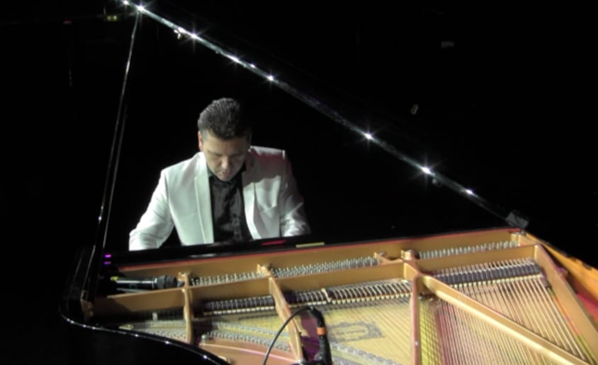 Gallery photo 8 of David Howarth - The Piano Showman