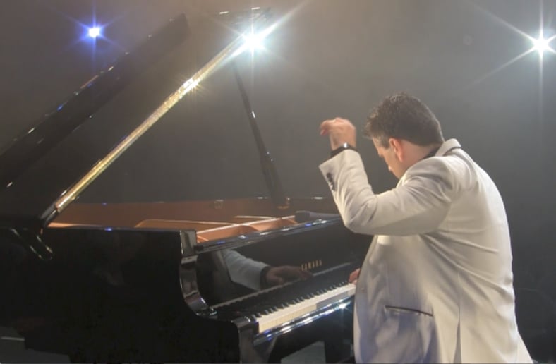 Gallery photo 9 of David Howarth - The Piano Showman