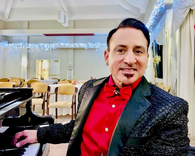Gallery photo 2 of David Mann, Pianist and Singer