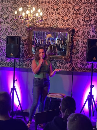 Gallery photo 7 of Davina Marie speaks, jokes, writes