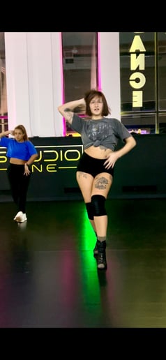 Gallery photo 9 of Dee Darlin