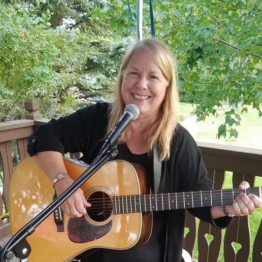 Gallery photo 9 of Dee Fleming, vocalist, guitarist, pianist