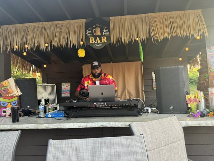 Gallery photo 1 of DeeC Tha Dj