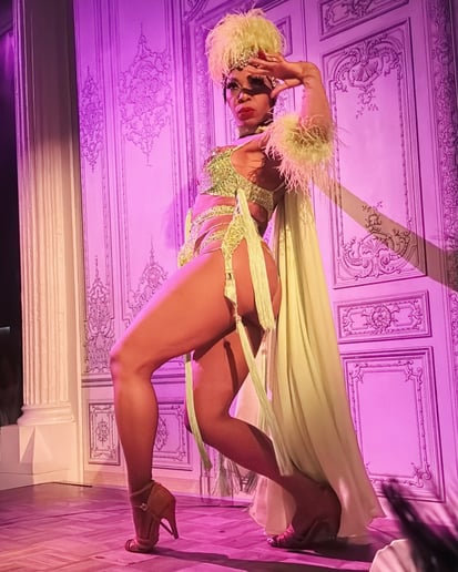 Gallery photo 6 of Mia