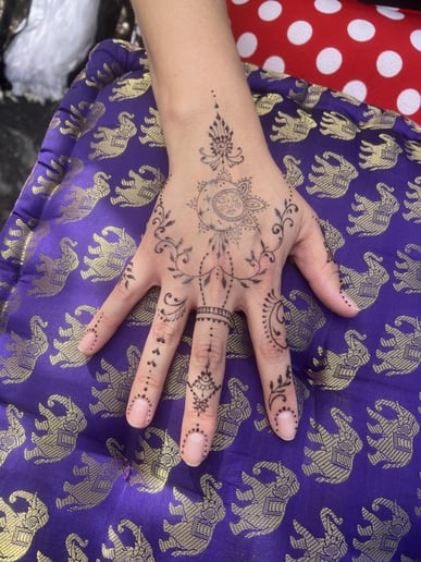 Gallery photo 2 of Desert Flower Henna