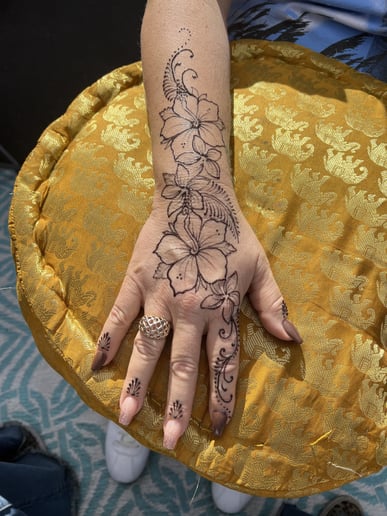 Gallery photo 4 of Desert Flower Henna