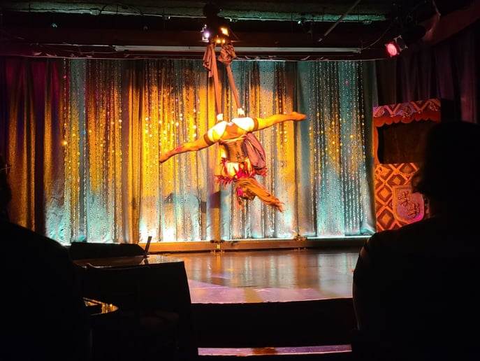 Gallery photo 3 of Des Demure