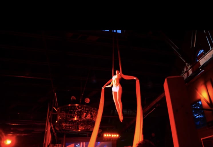 Gallery photo 5 of Des Demure