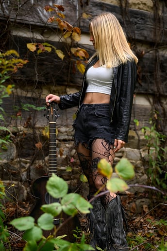 Gallery photo 2 of Dezzie Renae