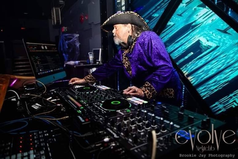 Gallery photo 1 of DJ-Sky