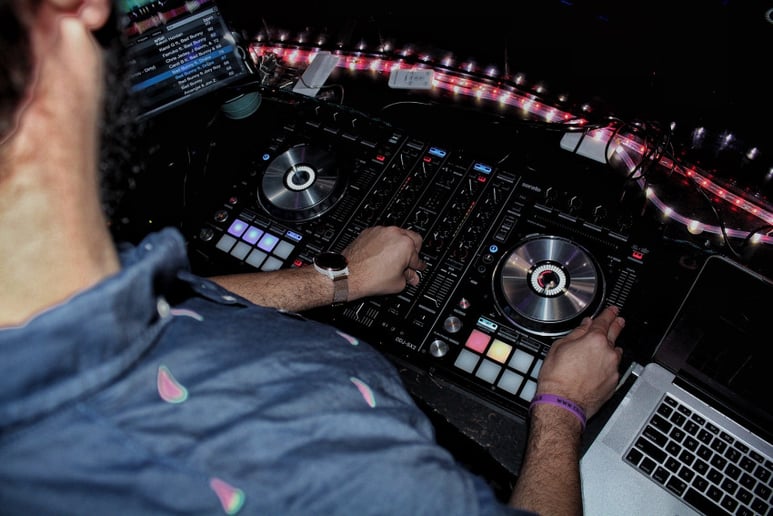 Gallery photo 8 of DJ Adrian Mason