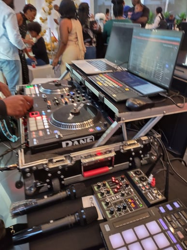 Gallery photo 2 of DJ Advance