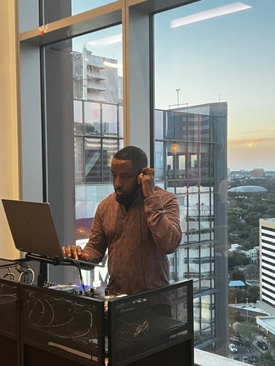 Gallery photo 4 of DJ BeeRyte