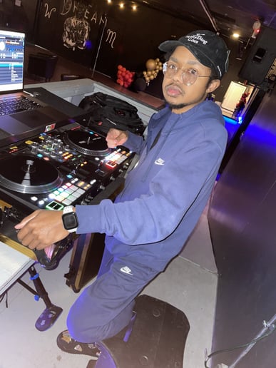 Gallery photo 1 of DJ Cash Back
