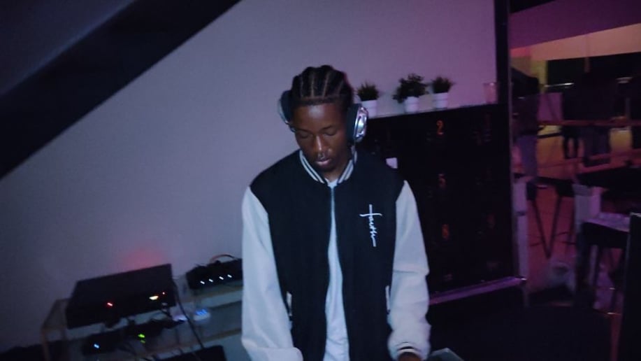 Gallery photo 3 of DJ Chrizzy