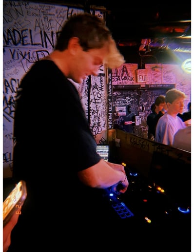 Gallery photo 3 of Dj
