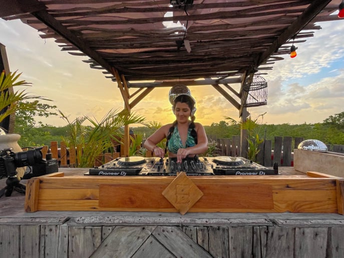 Gallery photo 4 of DJ Daya