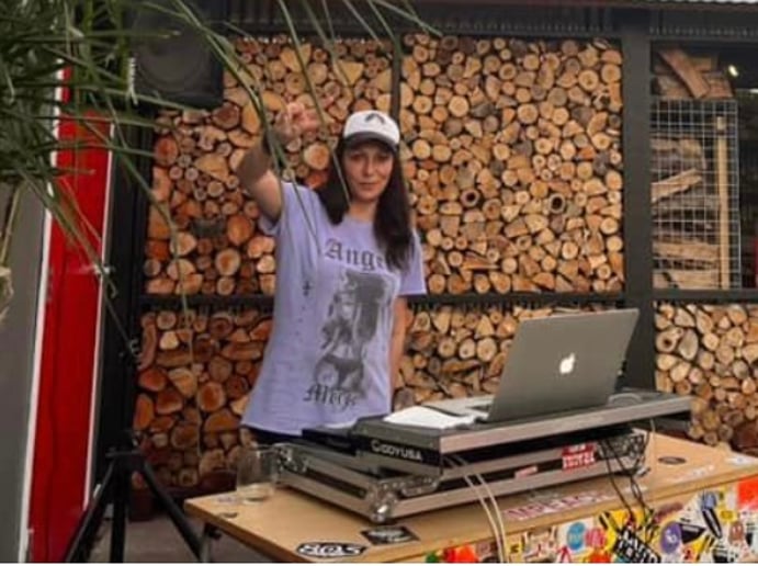 Gallery photo 4 of DJ Debzee