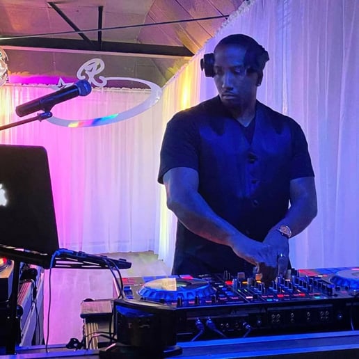 Gallery photo 1 of DJ DEV for Set the vibe Entertainment