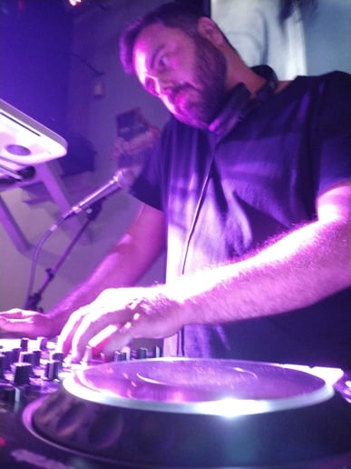 Gallery photo 6 of DJ Eddie Everything