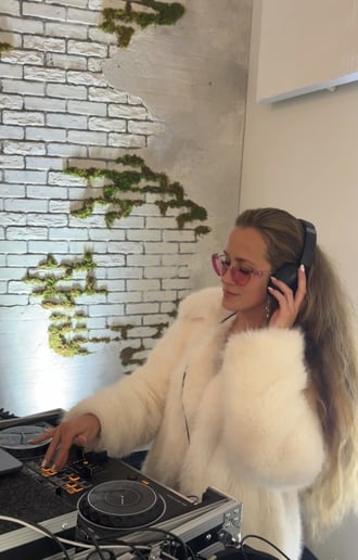 Gallery photo 5 of DJ Elentra