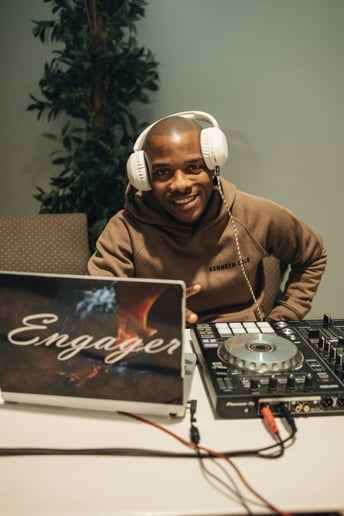 Gallery photo 2 of DJ Engager
