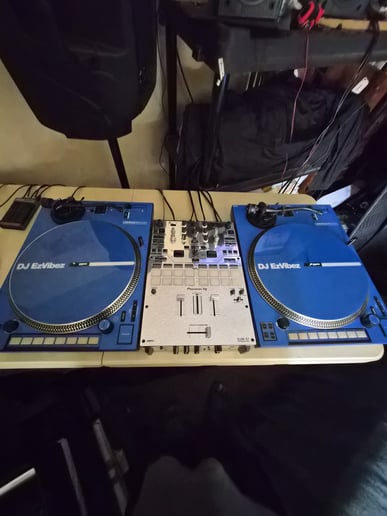 Gallery photo 1 of DJ EzVibez