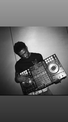 Gallery photo 1 of DJ Hef
