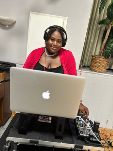 Gallery photo 2 of Dj Holly Sweets