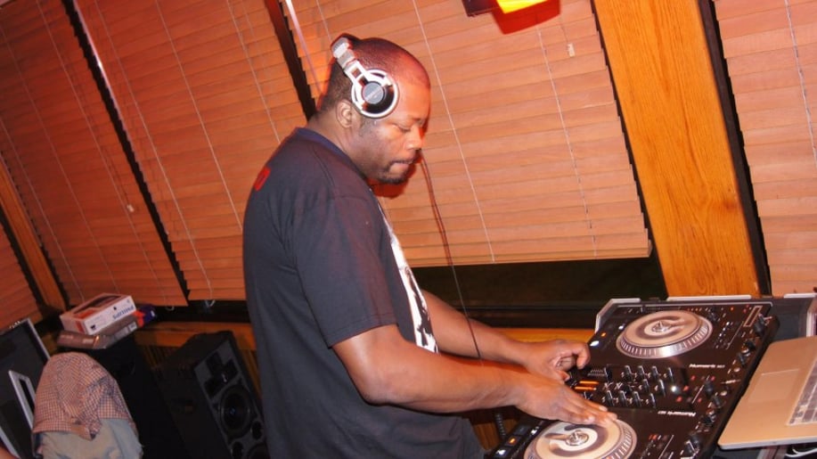 Gallery photo 7 of DJ Hollywood