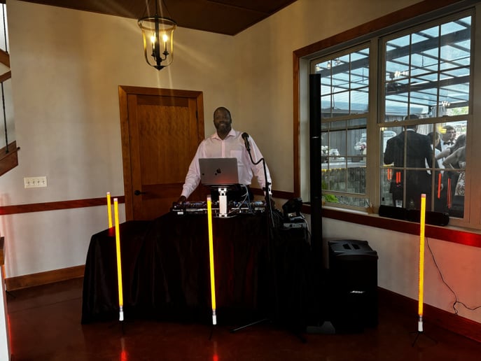 Gallery photo 10 of DJ Hollywood