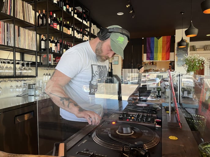 Gallery photo 4 of DJ Hotline