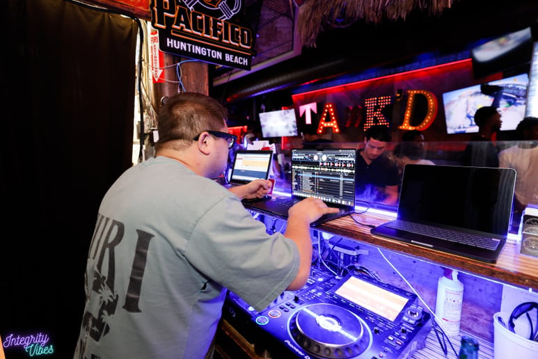 Gallery photo 1 of DJ J-Tux