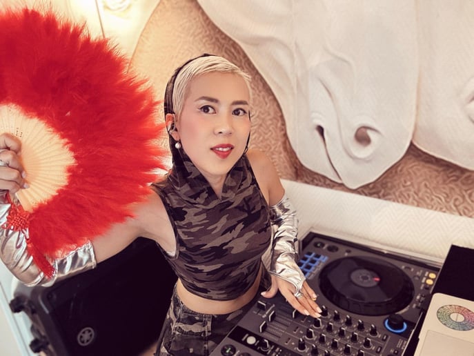 Gallery photo 2 of DJ Libby N'