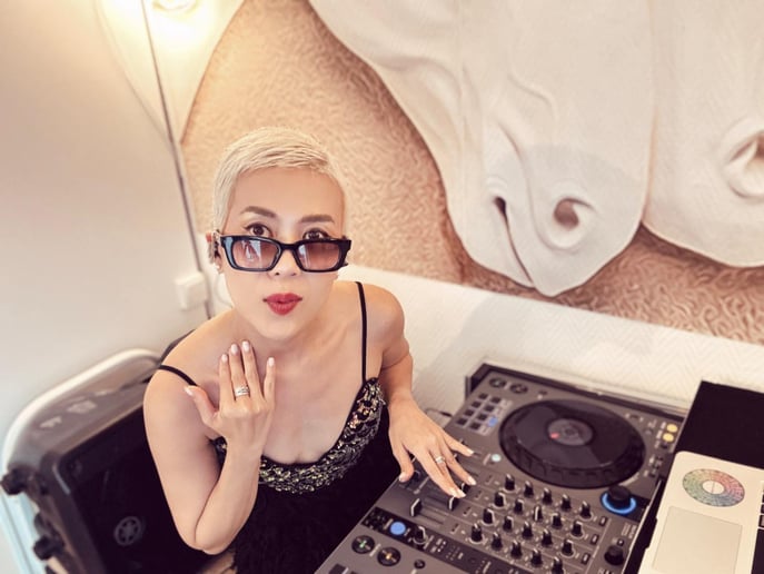 Gallery photo 6 of DJ Libby N'