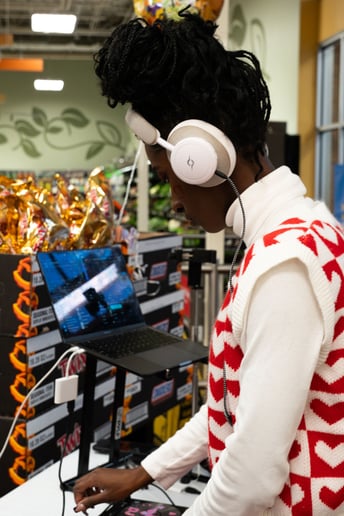 Gallery photo 1 of DJ Line