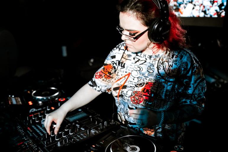 Gallery photo 4 of DJ Vee Shax