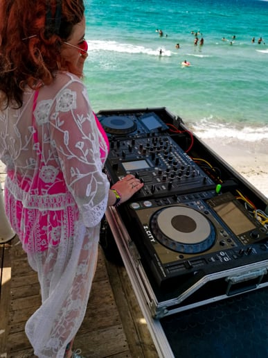 Gallery photo 5 of DJ Vee Shax