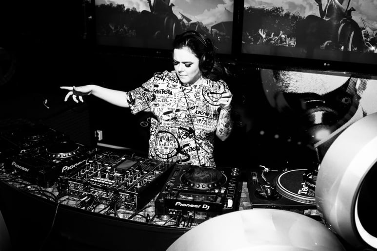 Gallery photo 8 of DJ Vee Shax