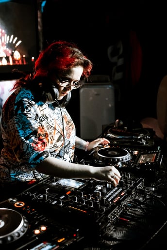 Gallery photo 9 of DJ Vee Shax