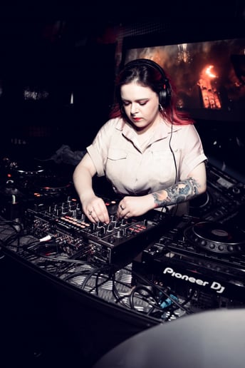 Gallery photo 2 of DJ Vee Shax