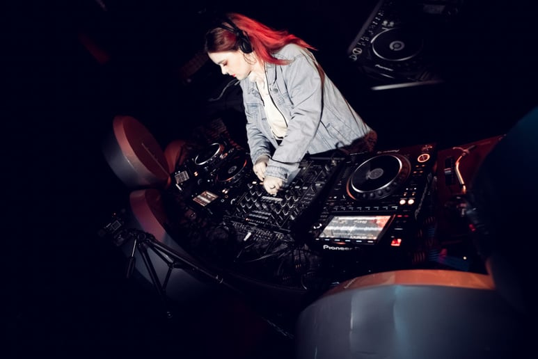 Gallery photo 10 of DJ Vee Shax