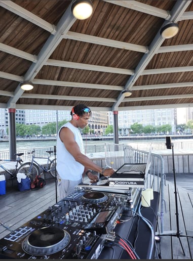 Gallery photo 2 of DJ Lyve n Direct