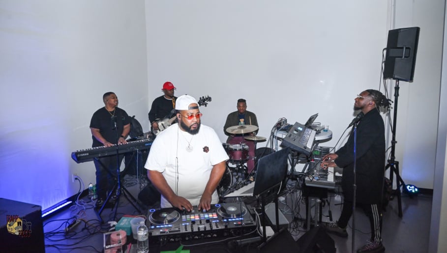 Gallery photo 8 of DJ iAM